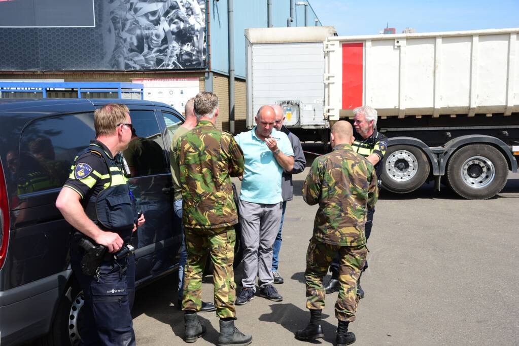 Mogelijk handgranaat in auto aangetroffen op bedrijfsterrein