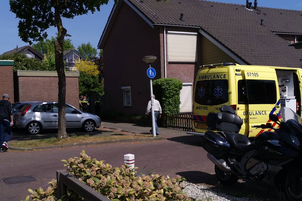 Overleden persoon aangetroffen bij woning