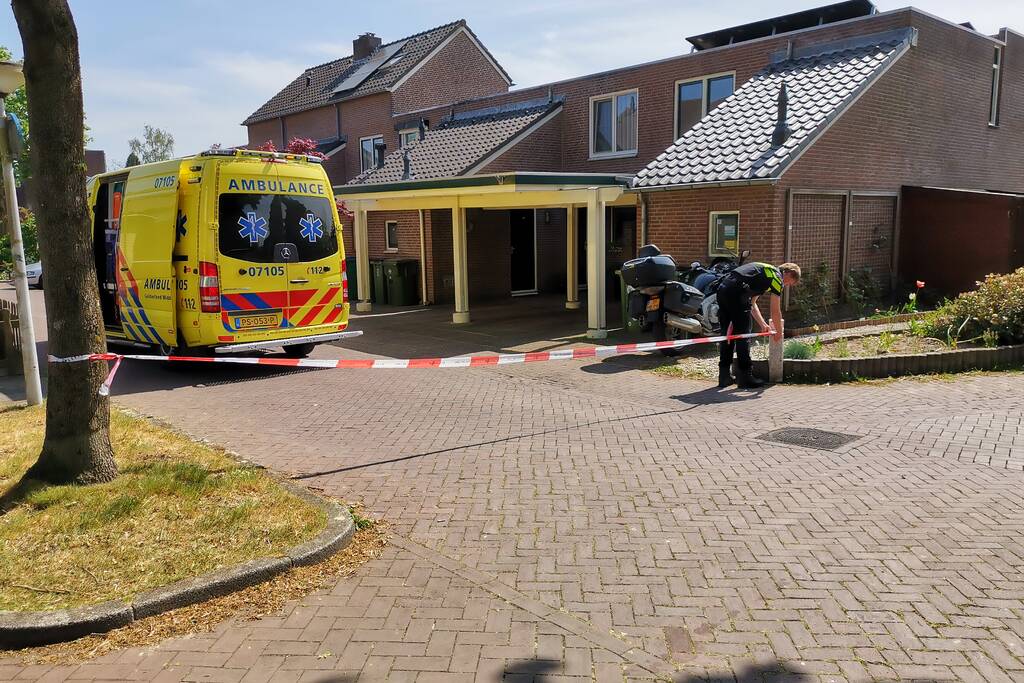 Overleden persoon aangetroffen bij woning