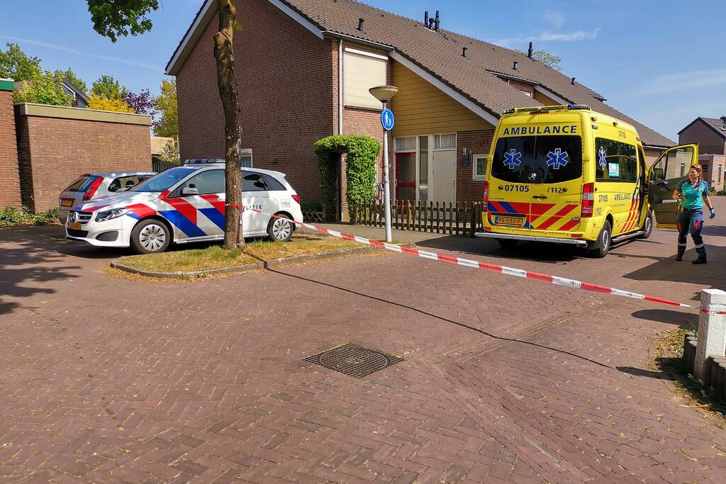 Overleden persoon aangetroffen bij woning
