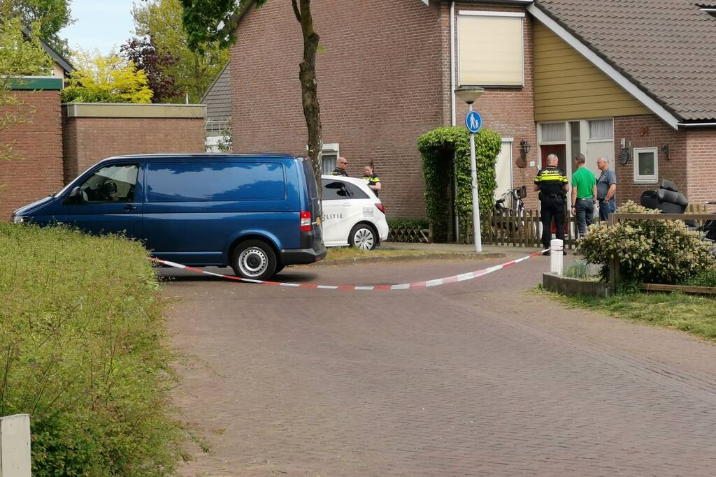Overleden persoon aangetroffen bij woning