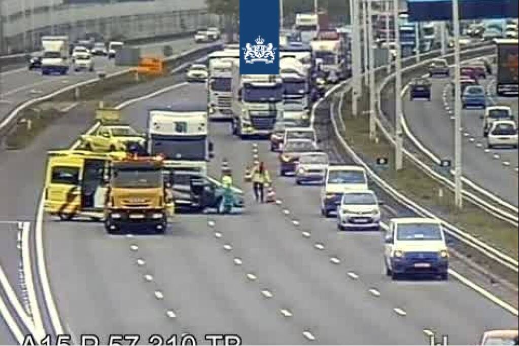 Drie rijstroken dicht na ongeval met vrachtwagen op knooppunt Vaanplein