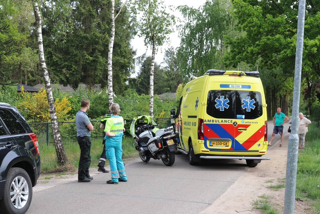 Auto rijdt tegen boom