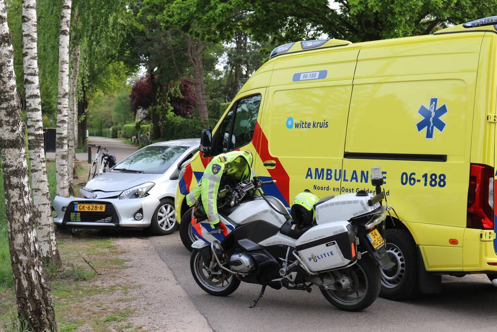 Auto rijdt tegen boom