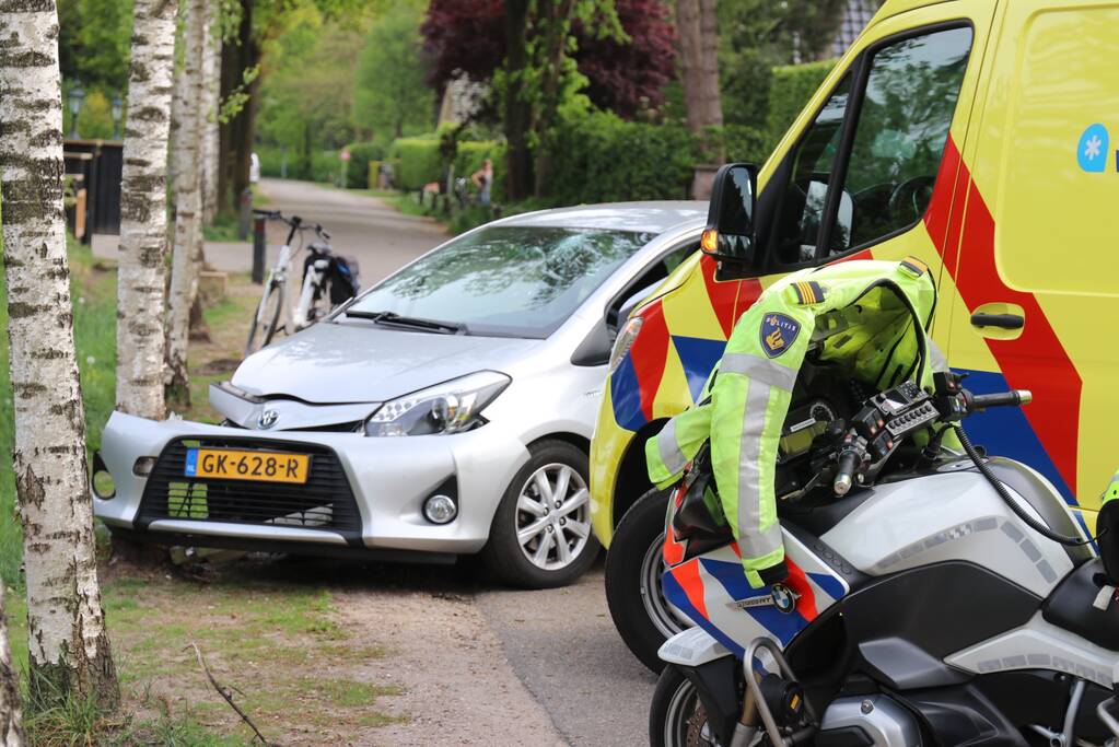 Auto rijdt tegen boom