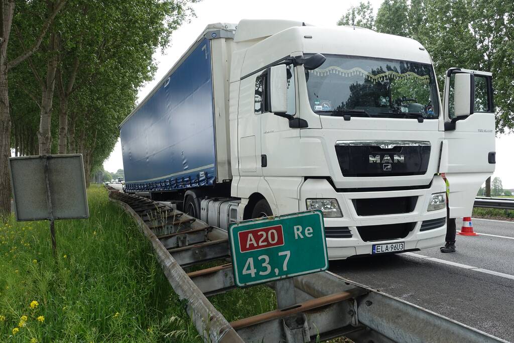 Bestelbus belandt op zijn kant, vrachtwagen ramt vangrail