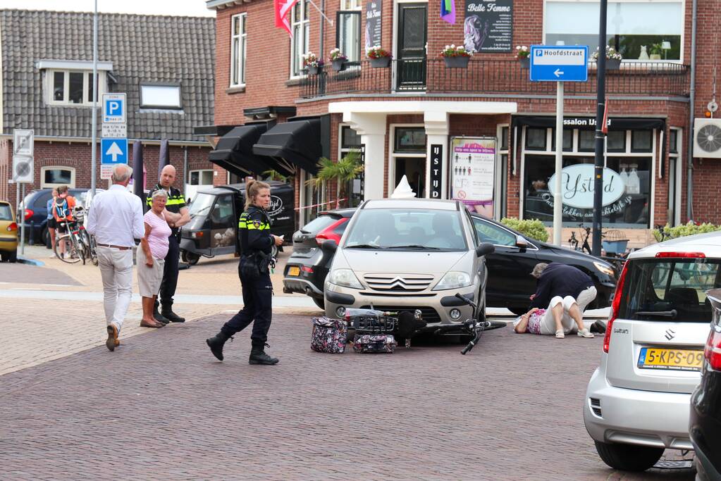 Fietsster gewond na aanrijding met auto