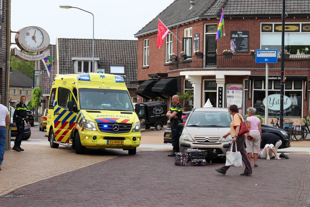 Fietsster gewond na aanrijding met auto