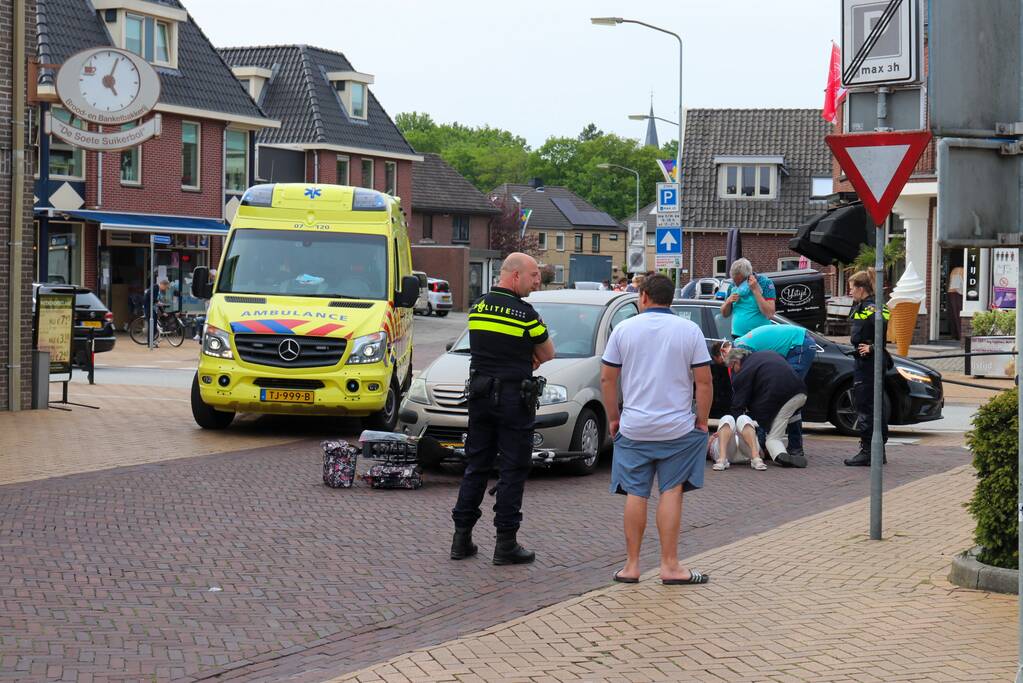 Fietsster gewond na aanrijding met auto