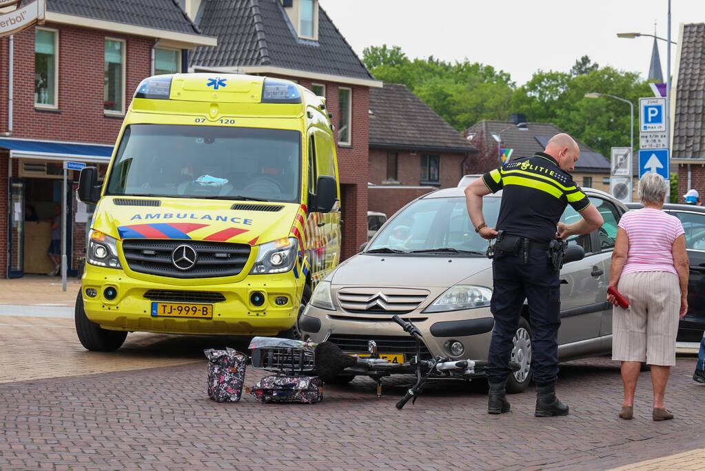Fietsster gewond na aanrijding met auto