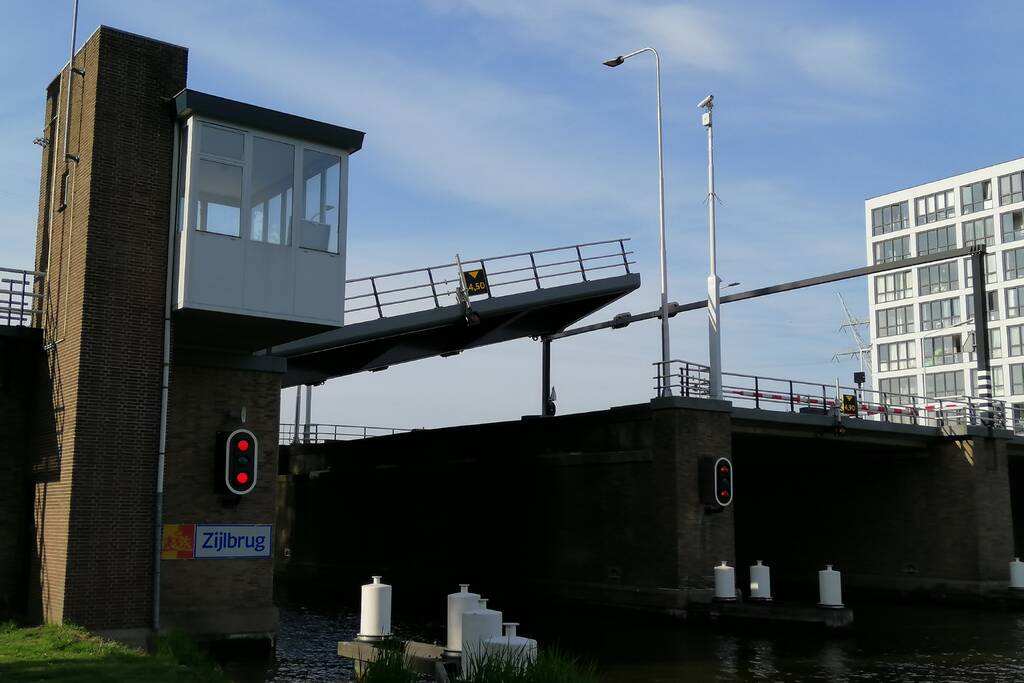 Zijlbrug in storing, flinke verkeershinder