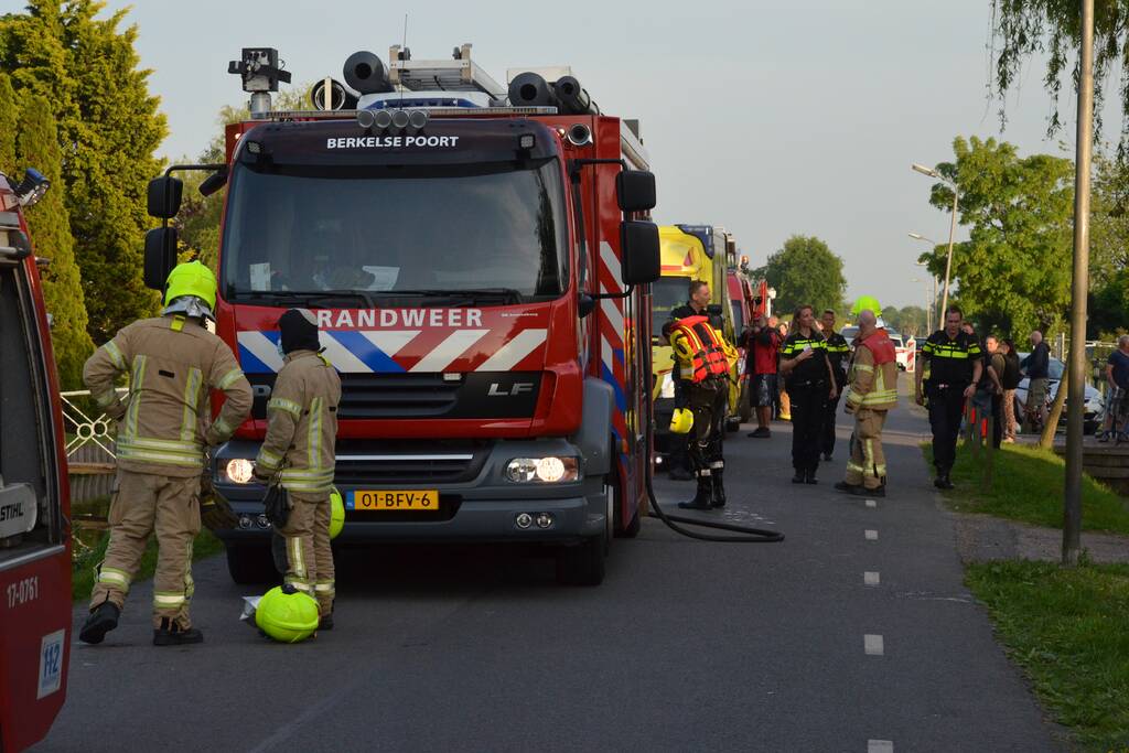 Drie gewonden bij auto te water