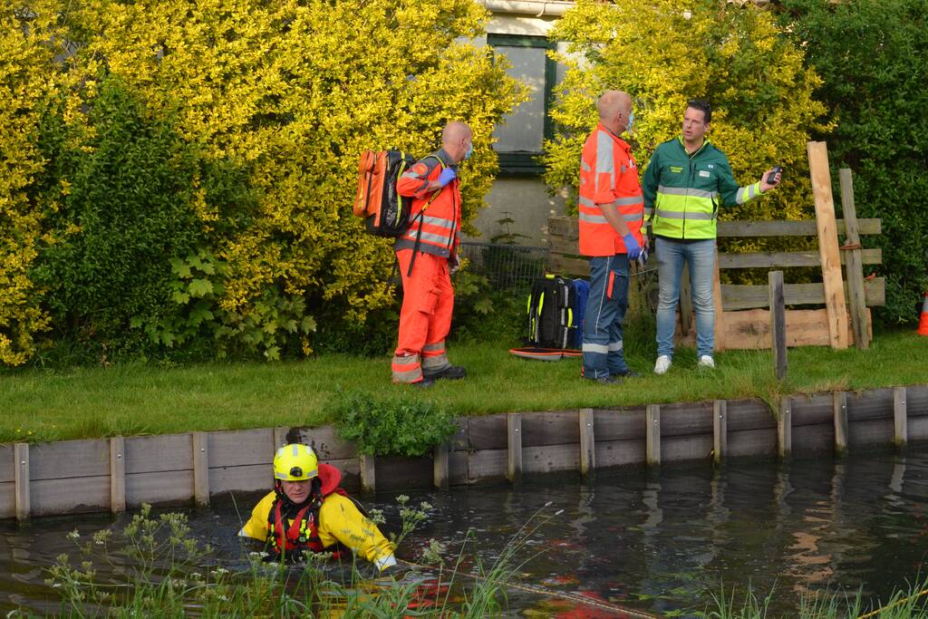 Drie gewonden bij auto te water