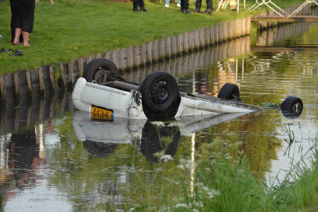 Drie gewonden bij auto te water