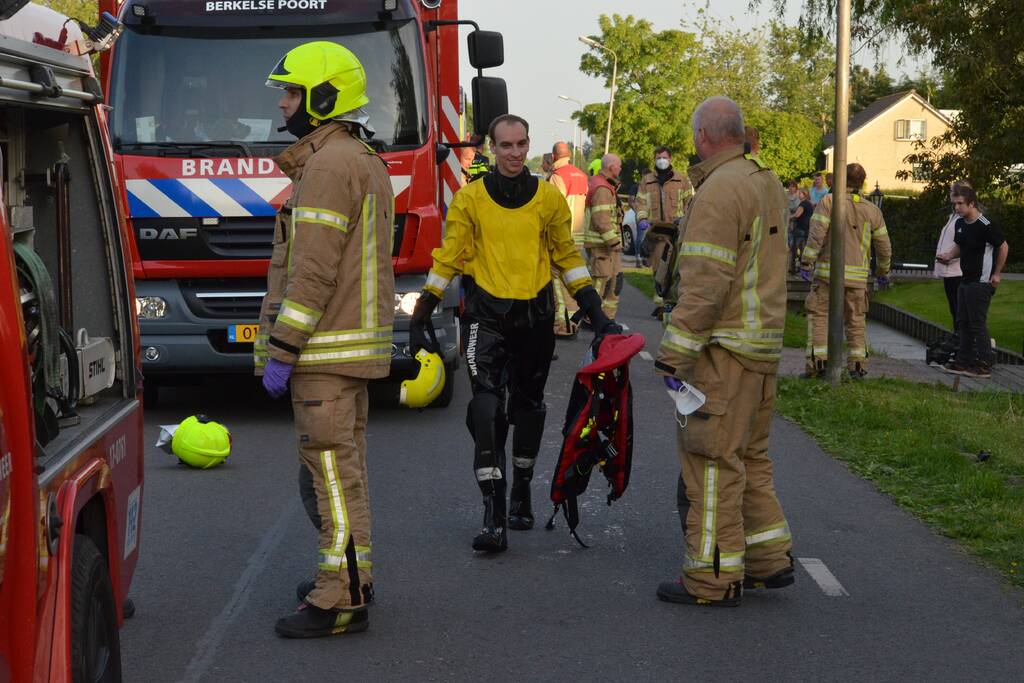 Drie gewonden bij auto te water