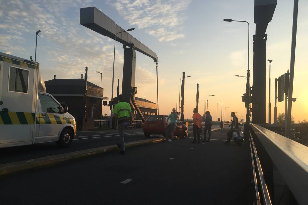 Auto rijdt tegen slagboom