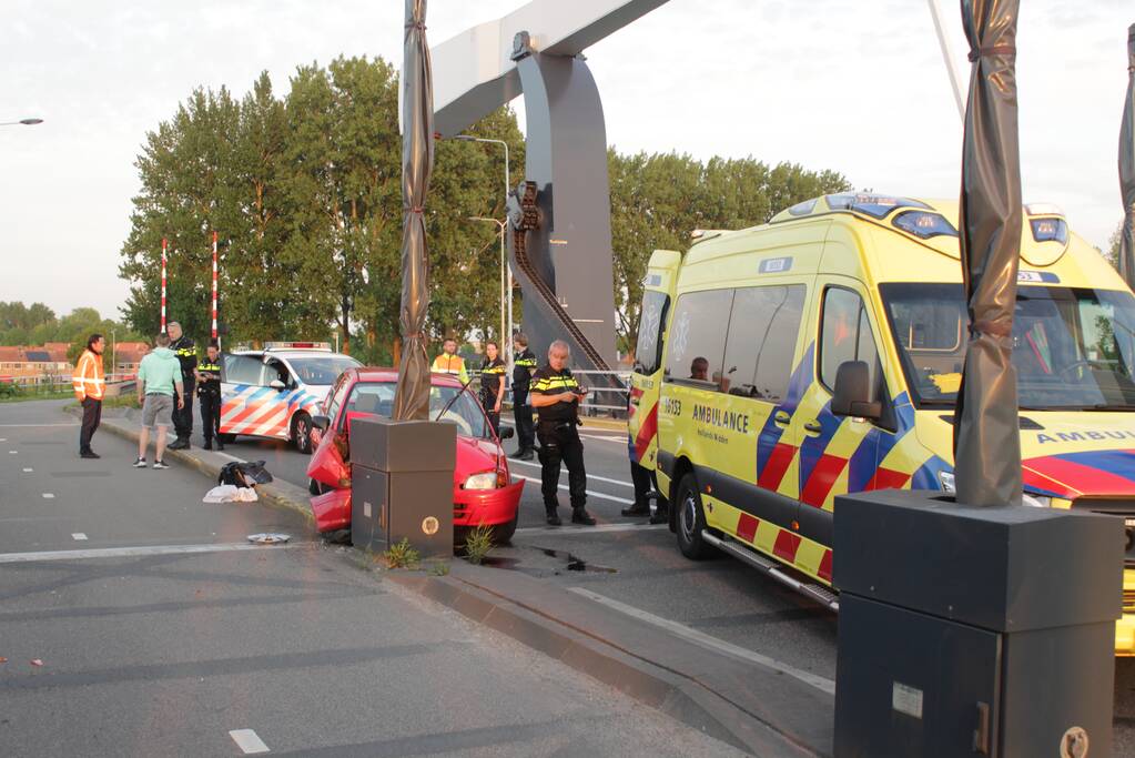 Auto rijdt tegen slagboom