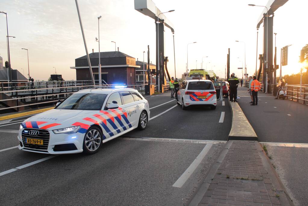 Auto rijdt tegen slagboom