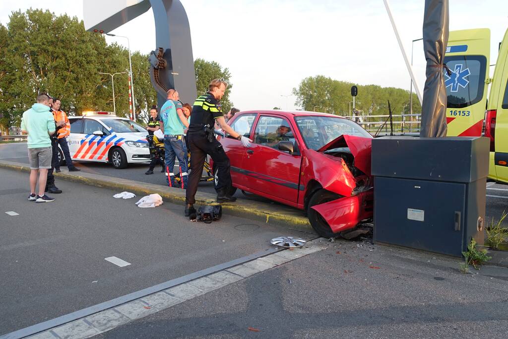 Auto rijdt tegen slagboom