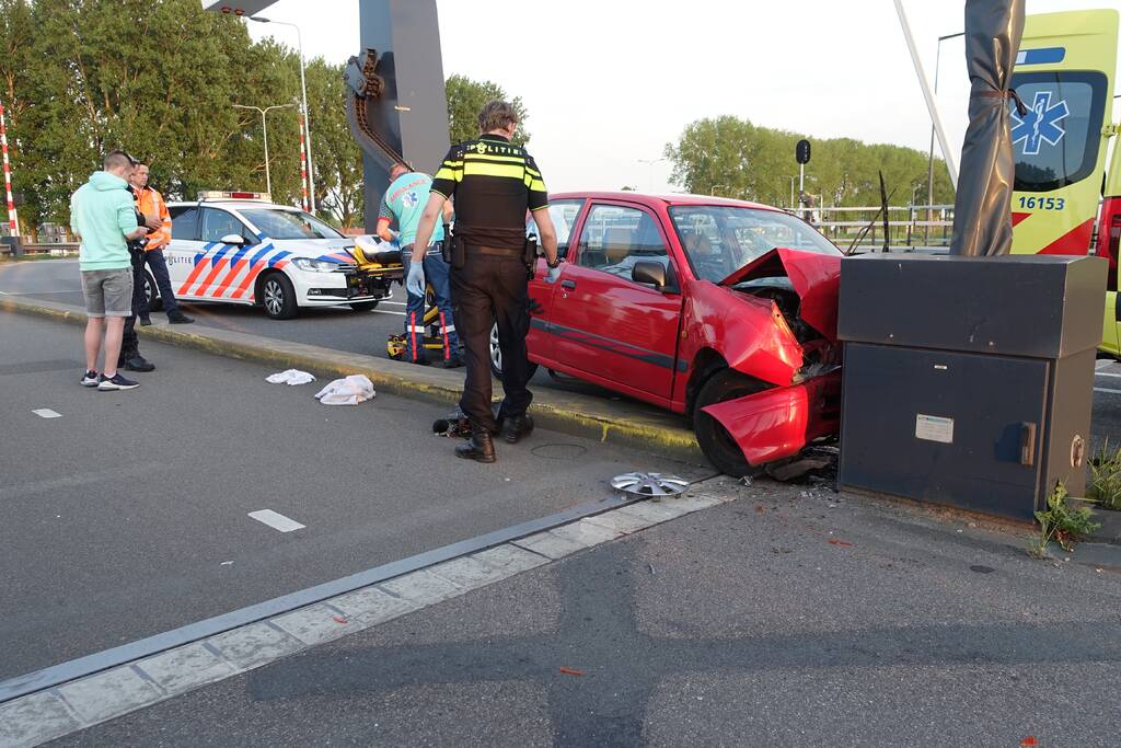 Auto rijdt tegen slagboom