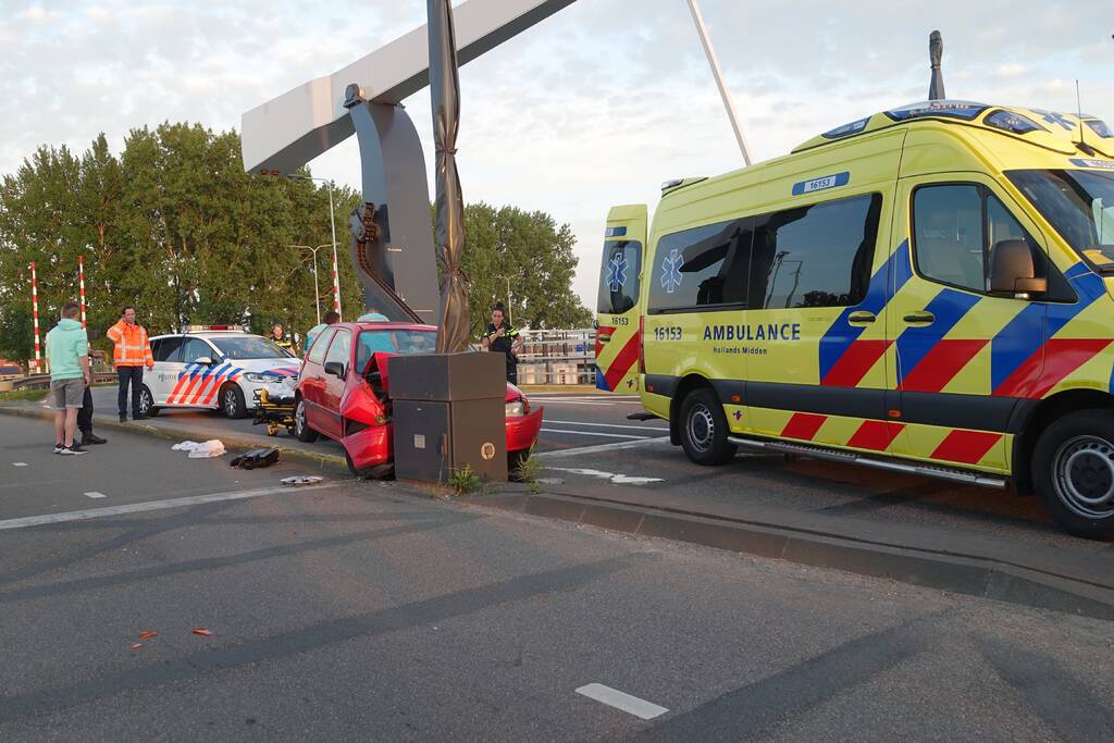 Auto rijdt tegen slagboom