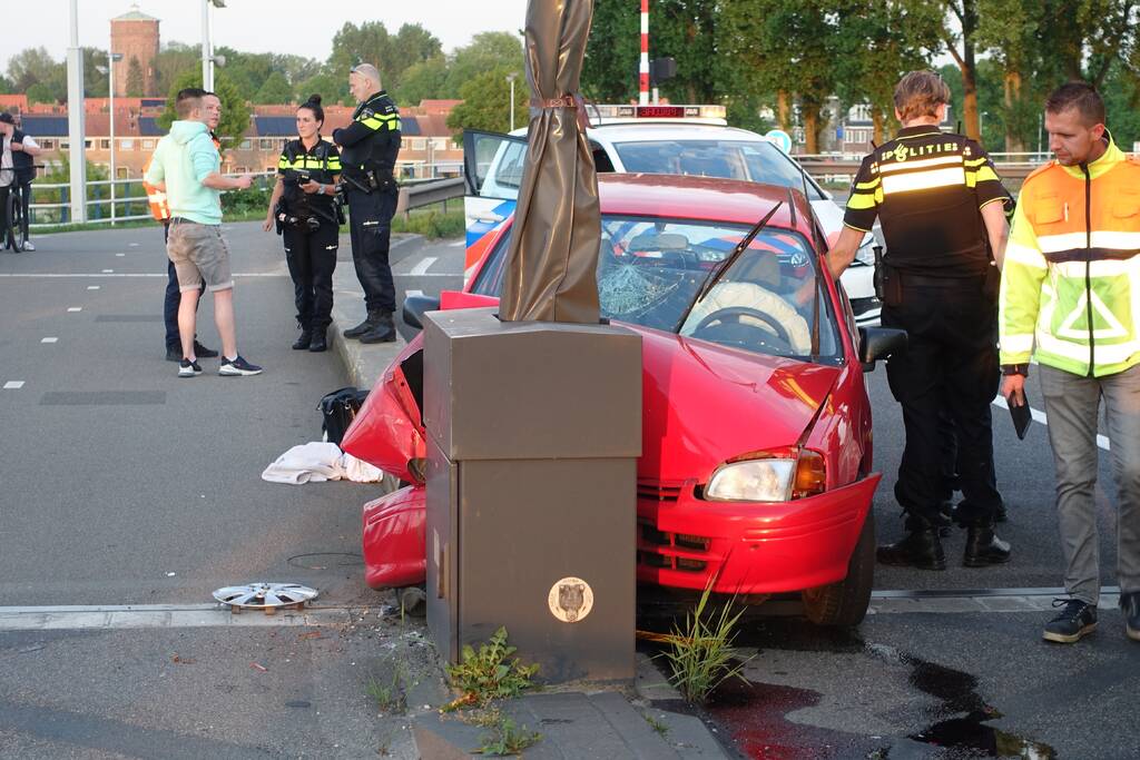 Auto rijdt tegen slagboom