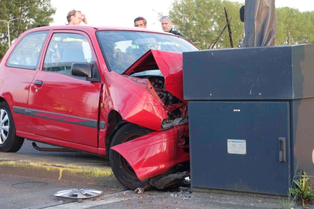 Auto rijdt tegen slagboom