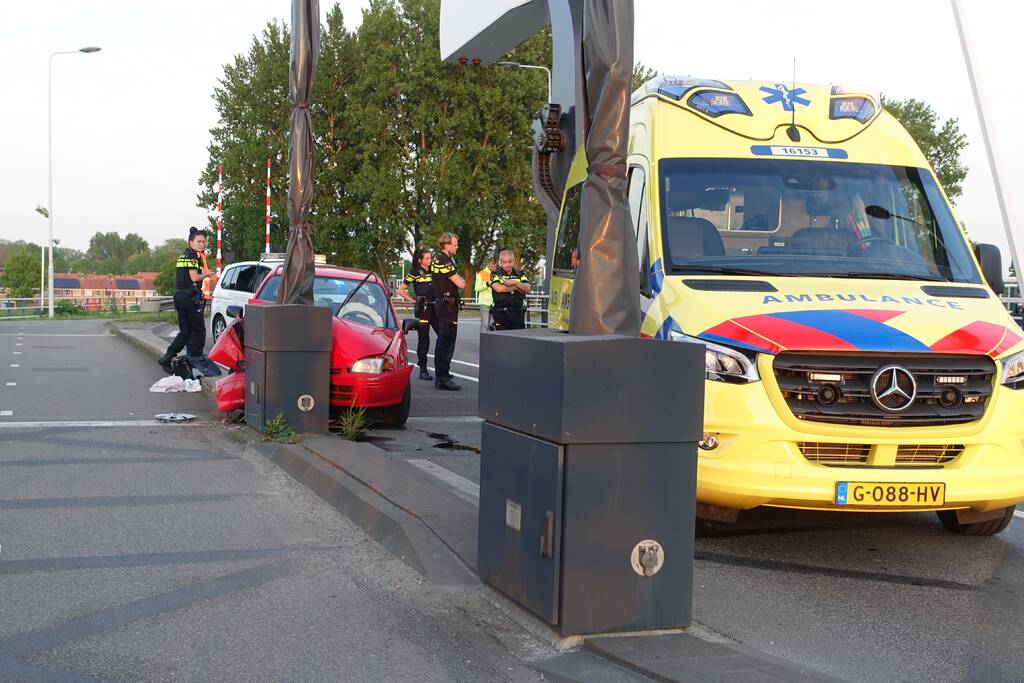 Auto rijdt tegen slagboom