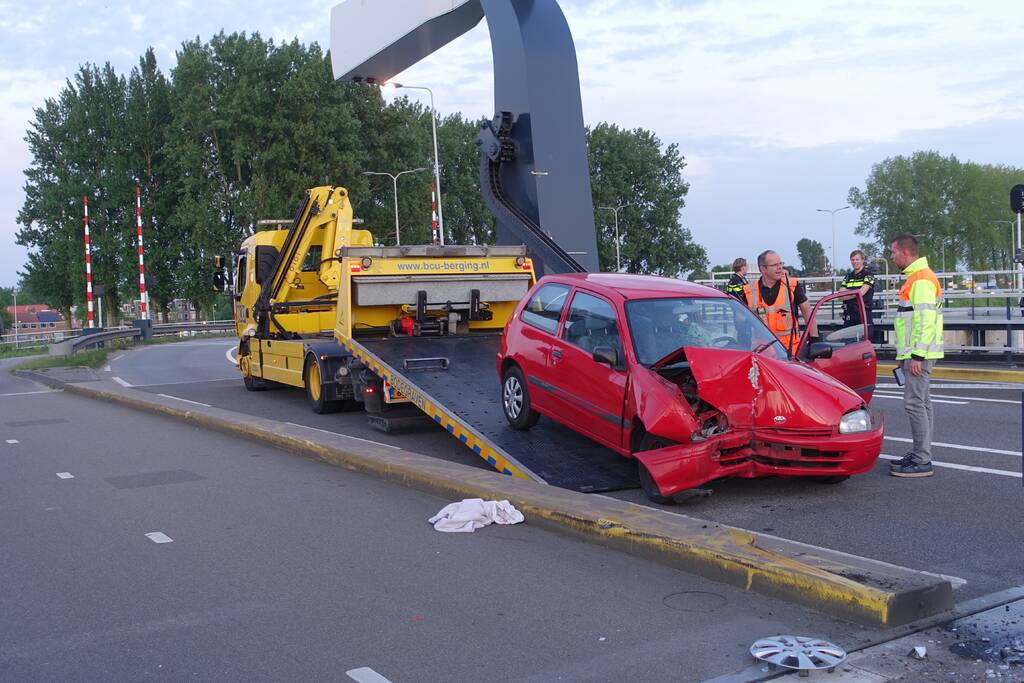 Auto rijdt tegen slagboom