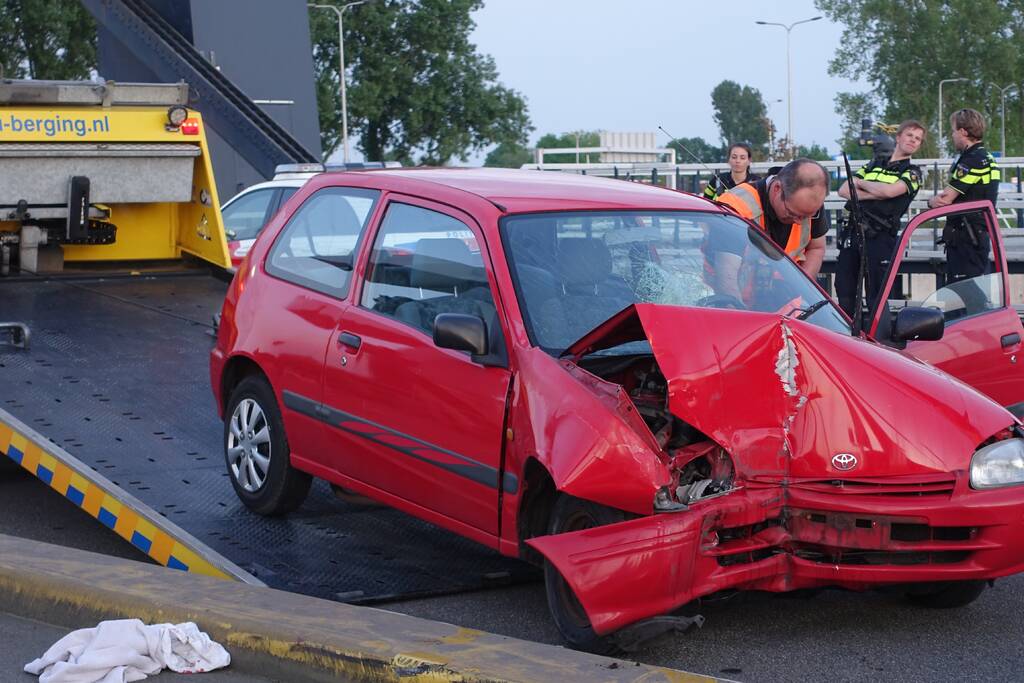 Auto rijdt tegen slagboom