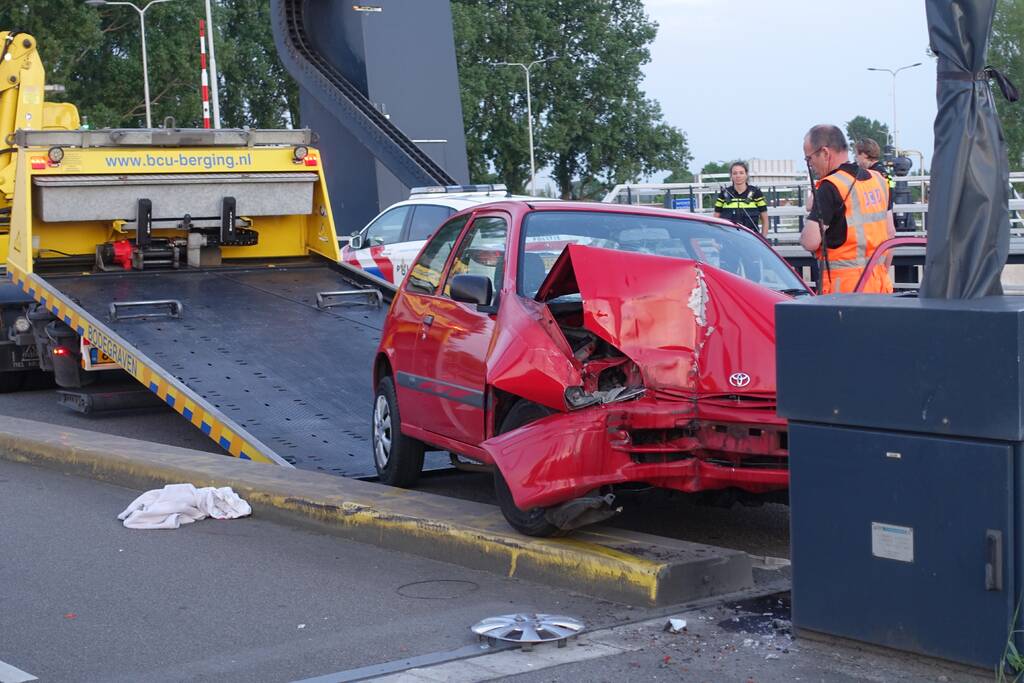 Auto rijdt tegen slagboom
