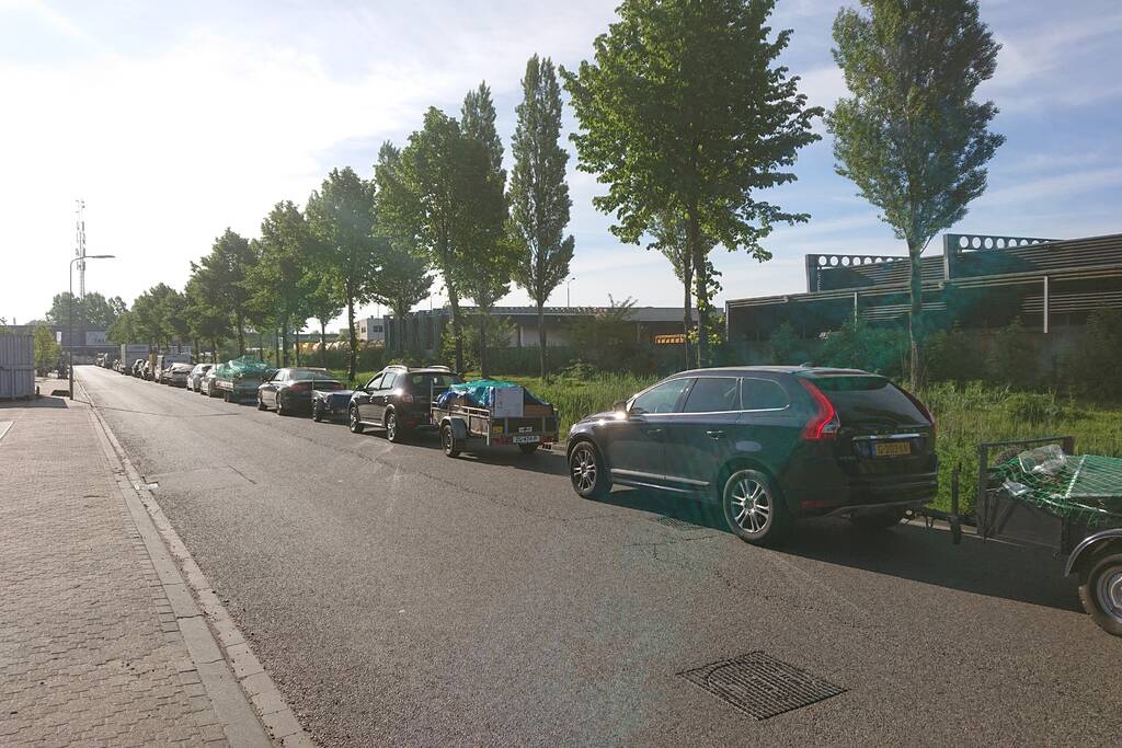 Voor openingstijd al enorme wachtrij bij vuilstort