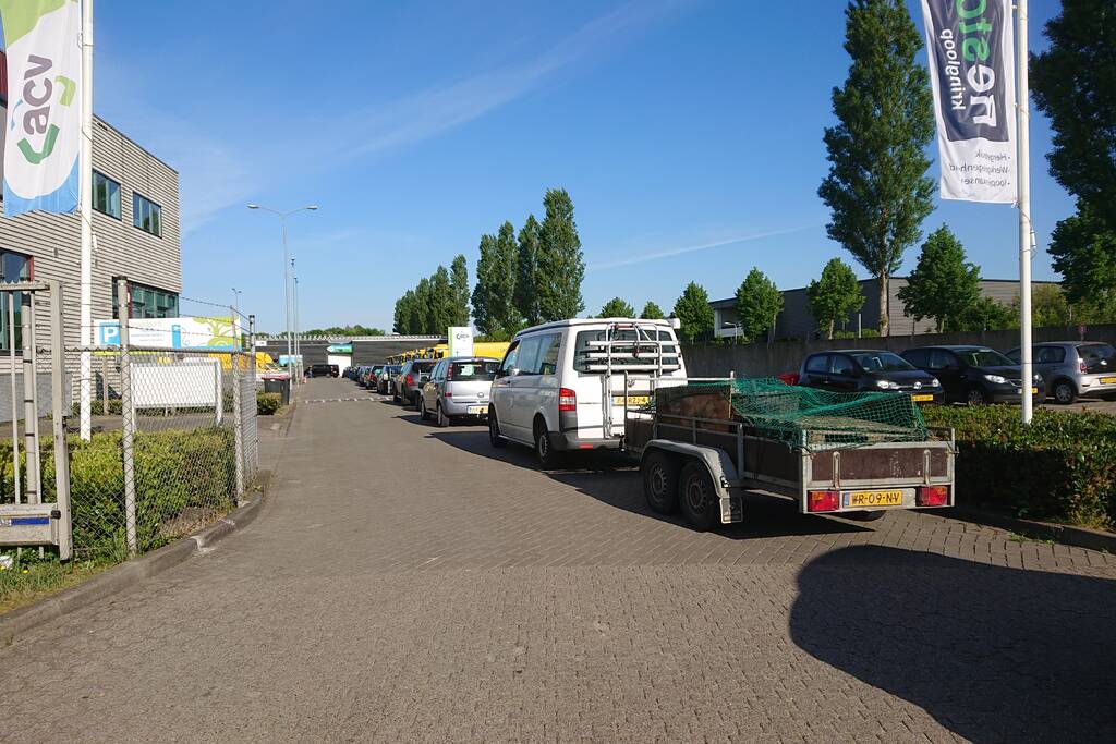 Voor openingstijd al enorme wachtrij bij vuilstort