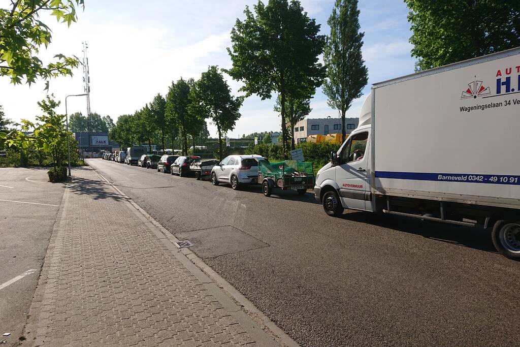 Voor openingstijd al enorme wachtrij bij vuilstort