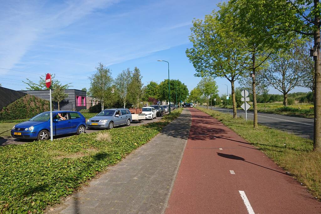 Wachtrij op fietspad bij vuilstort