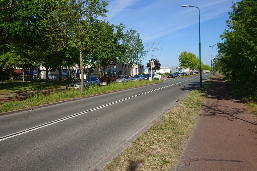 Wachtrij op fietspad bij vuilstort