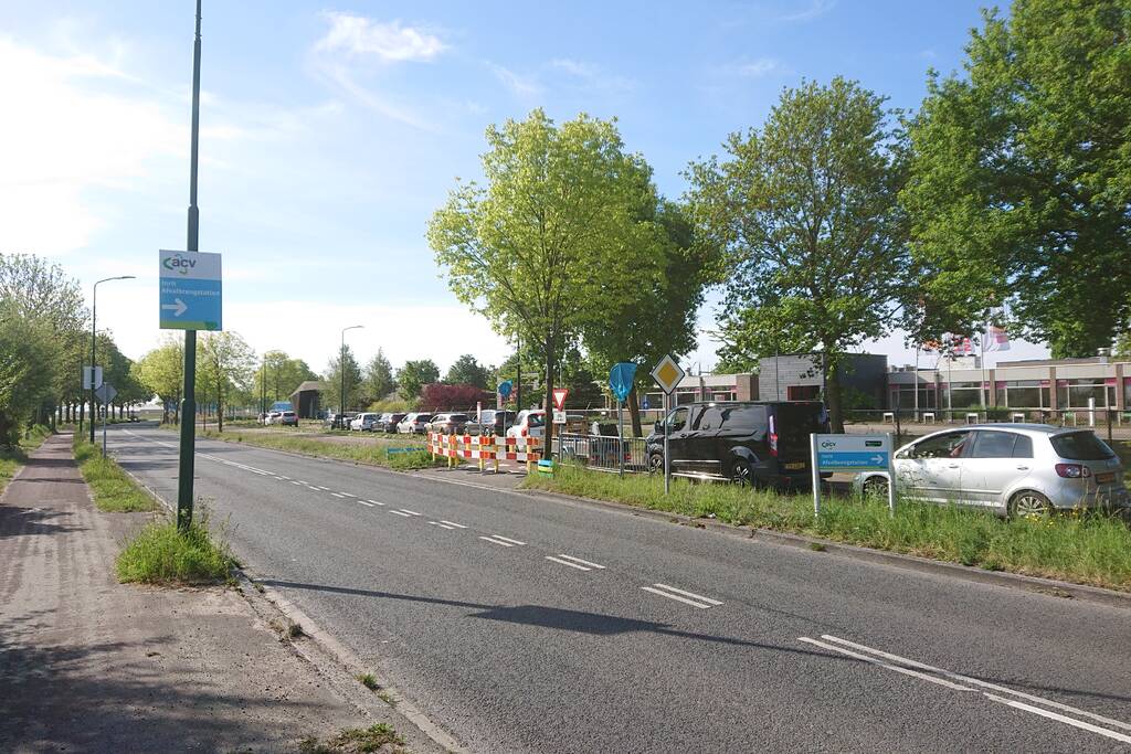 Wachtrij op fietspad bij vuilstort