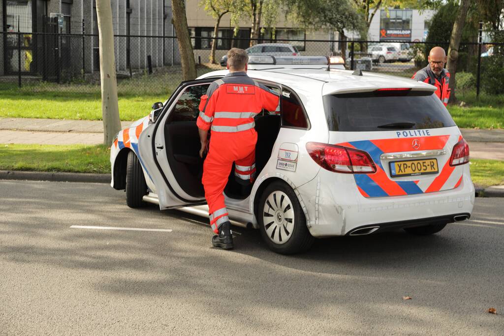 Automobilist (34) knalt op muur na inhaalmanoeuvre