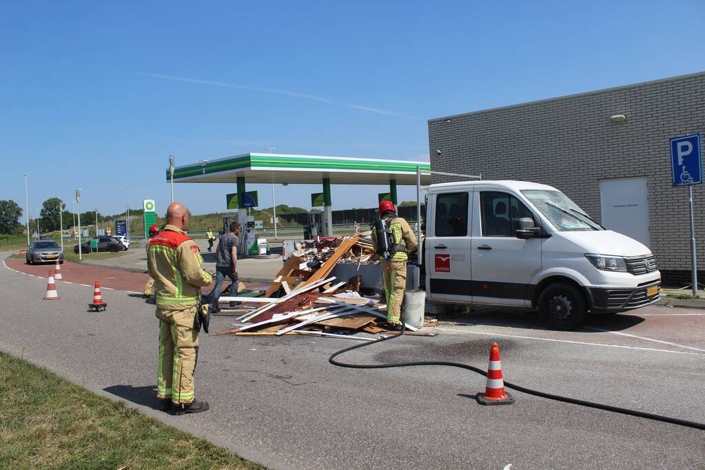 Lading achterop bestelbus vat vlam