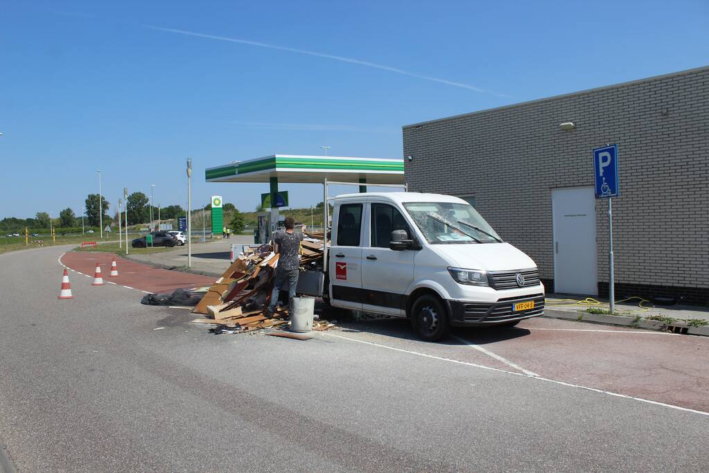 Lading achterop bestelbus vat vlam