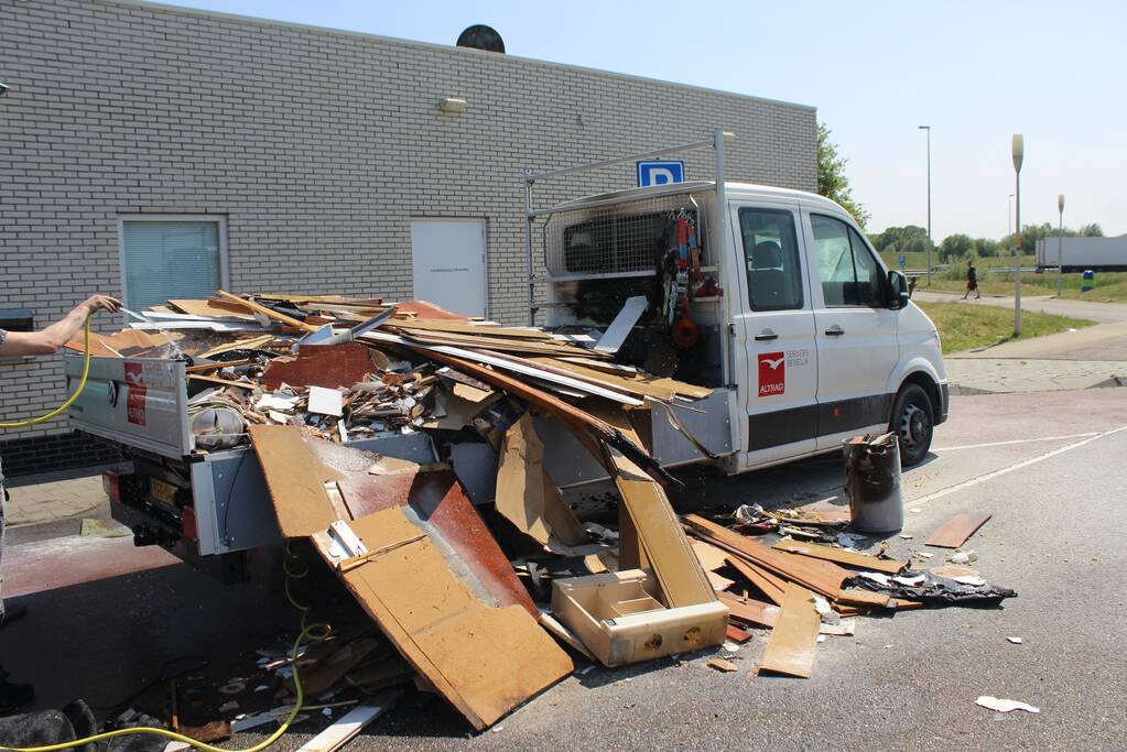 Lading achterop bestelbus vat vlam