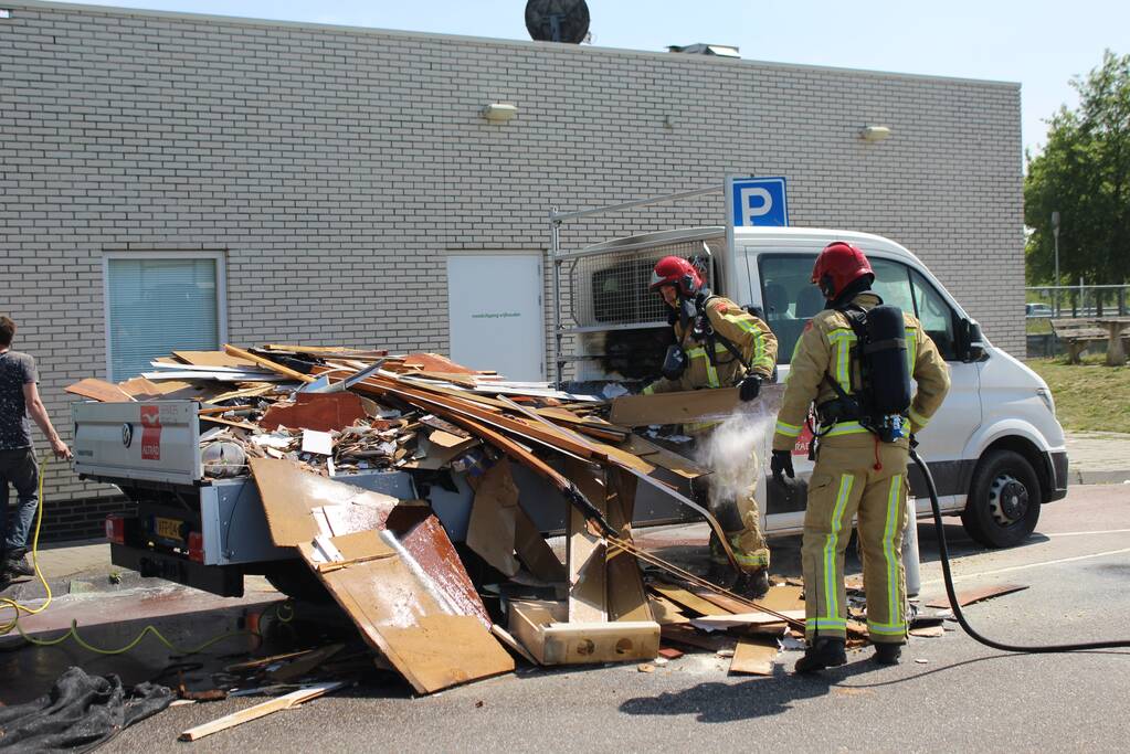 Lading achterop bestelbus vat vlam