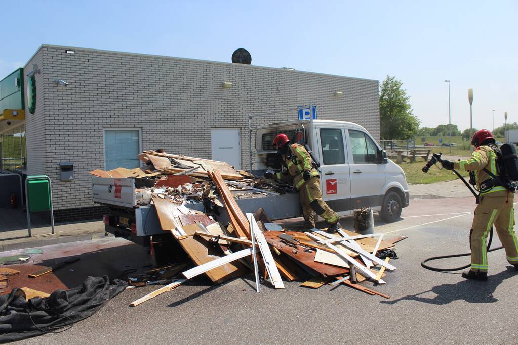 Lading achterop bestelbus vat vlam