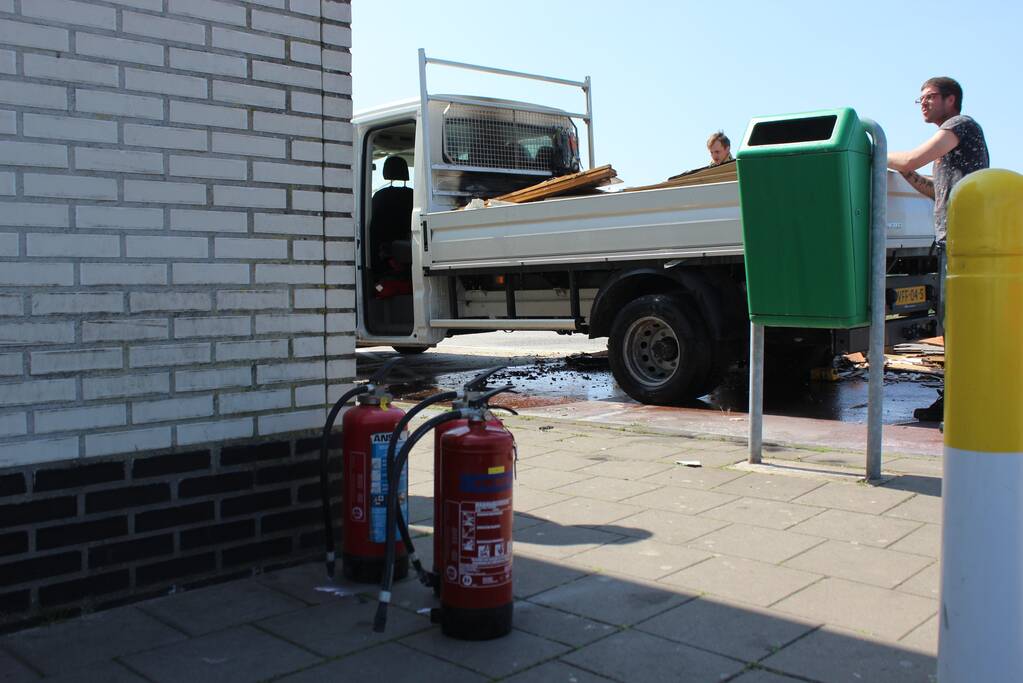 Lading achterop bestelbus vat vlam