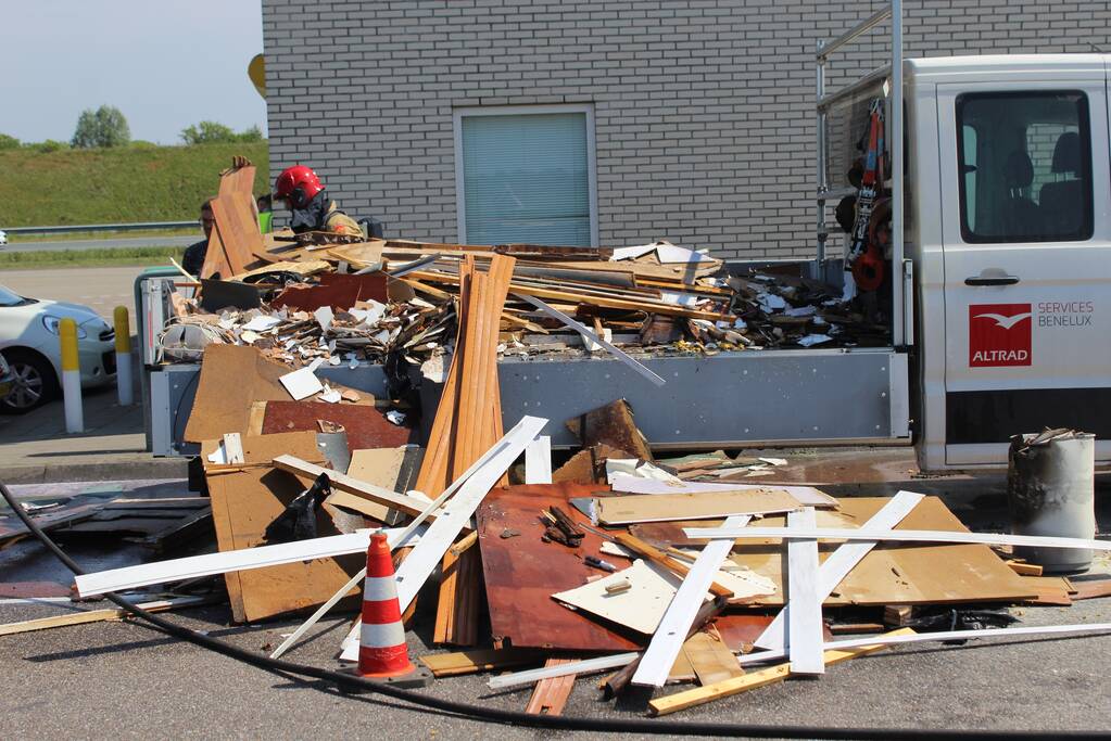 Lading achterop bestelbus vat vlam