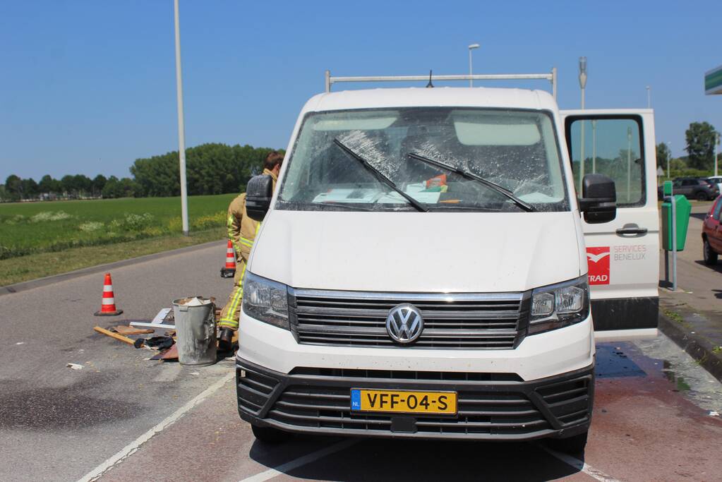 Lading achterop bestelbus vat vlam