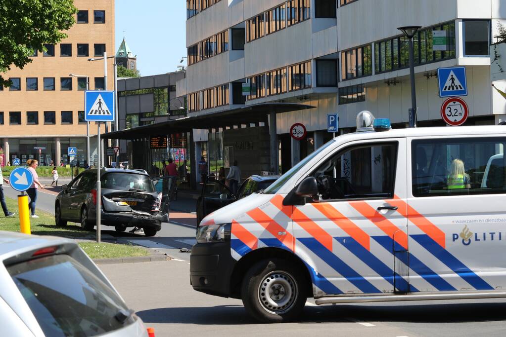 Flinke schade en gewonde na kop-staart botsing
