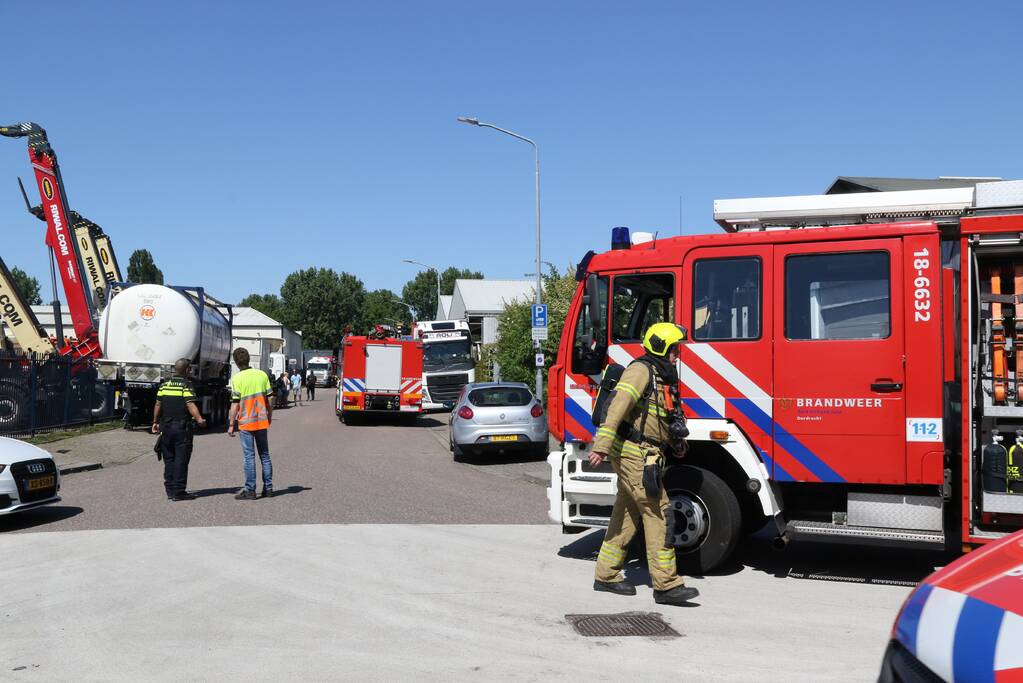Tankwagen lekt gasolie op industrieterrein