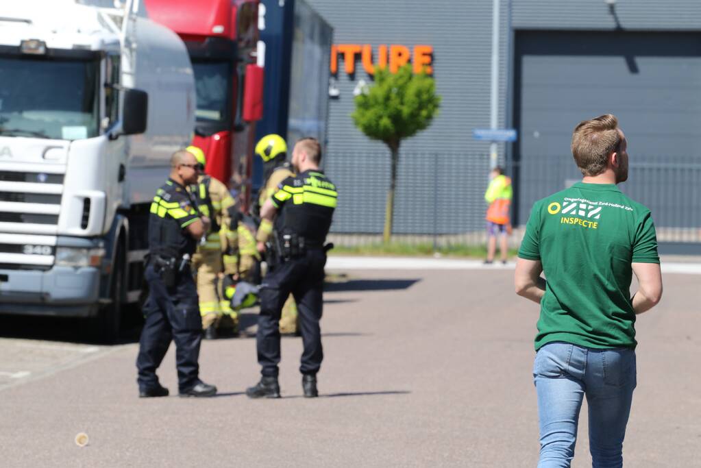 Tankwagen lekt gasolie op industrieterrein