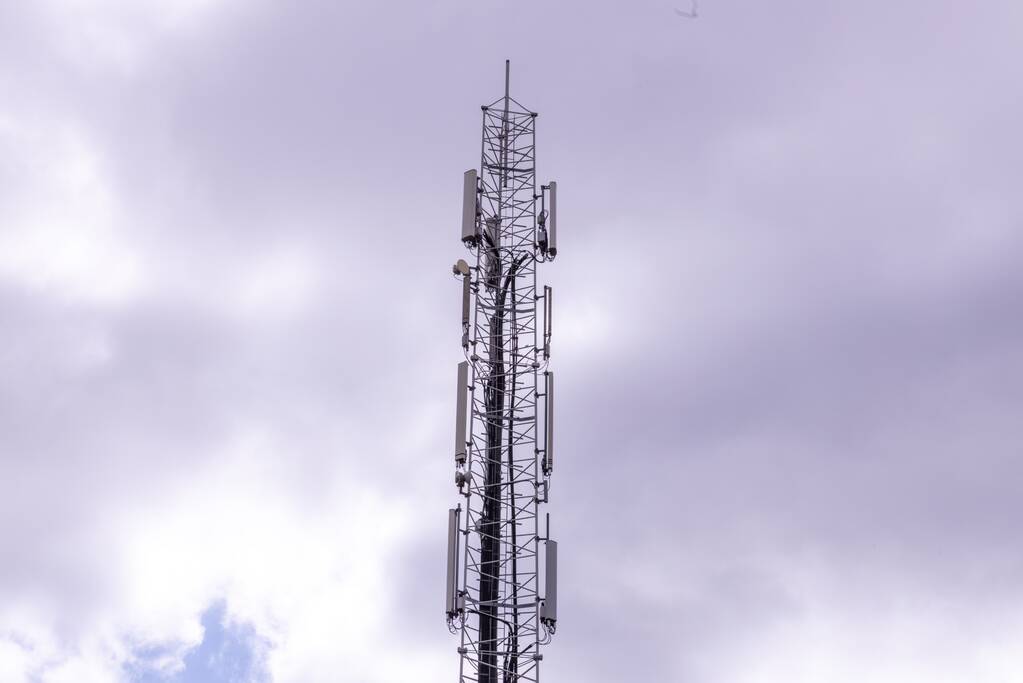 Persoon in zendmast geklommen